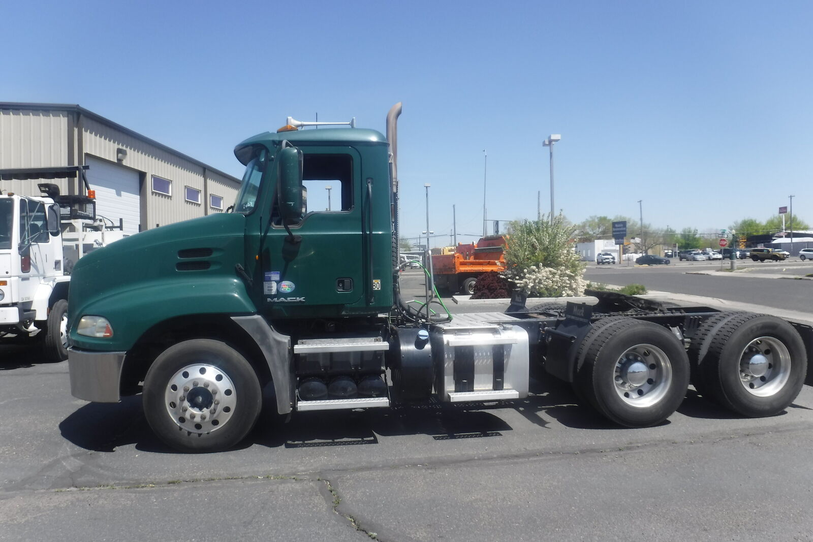 2013 MACK CH613 Day cab semi tractor