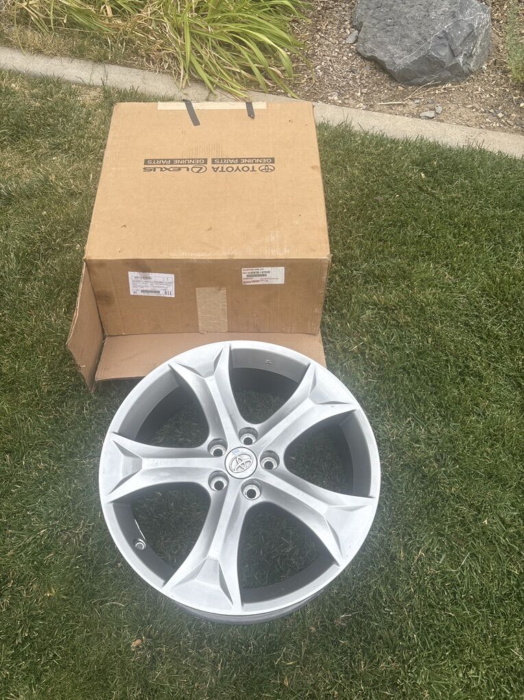 Original 20 Inch Toyota Venza Wheel .