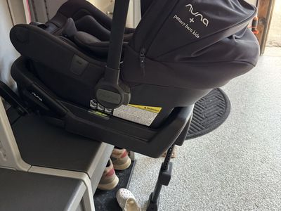 Nuna Pipa Lite Lx car seat and base