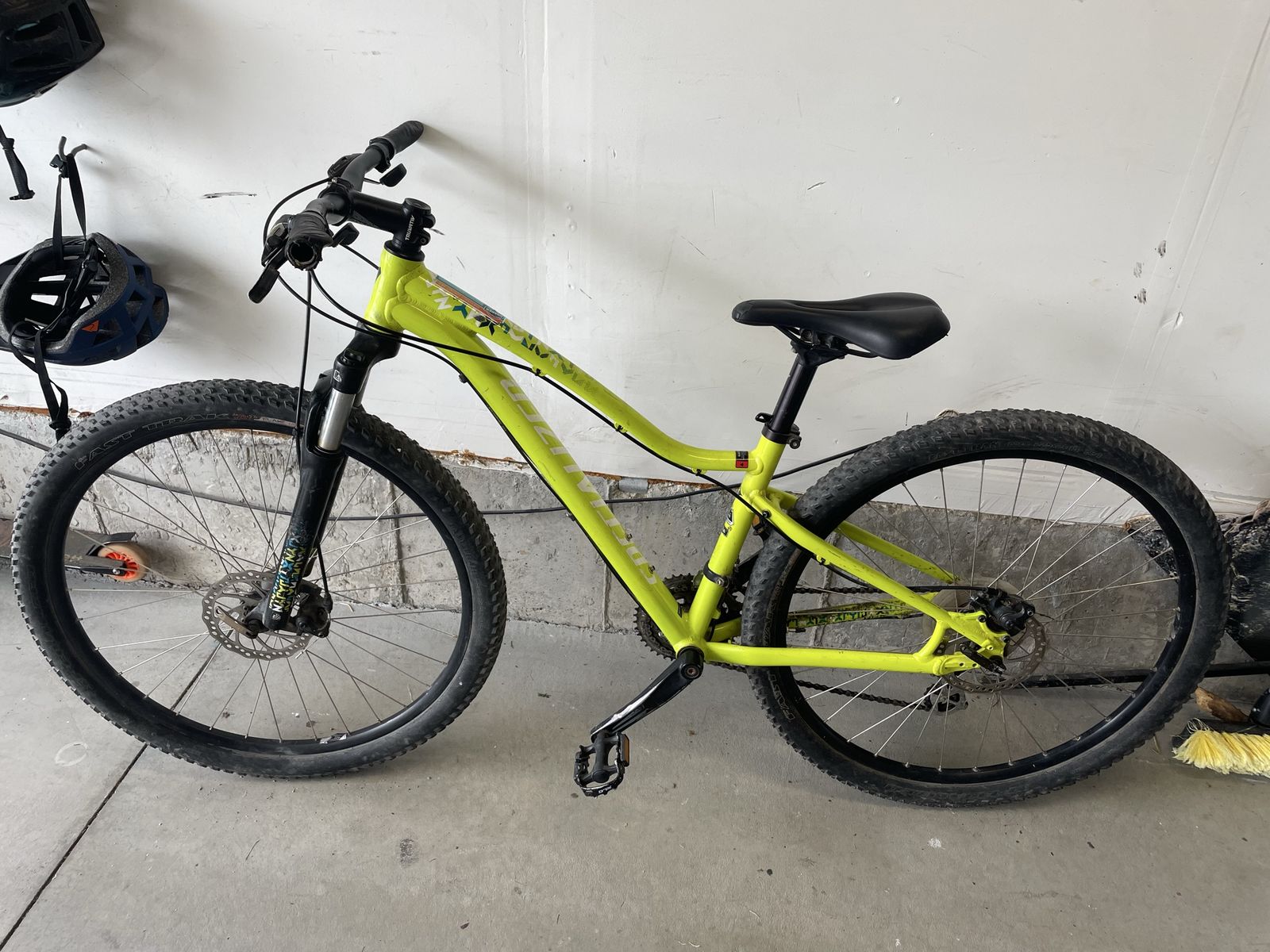 Specialized Hardrock SE 27.5 Mountain Bike - Neon Yellow, Disc Brakes