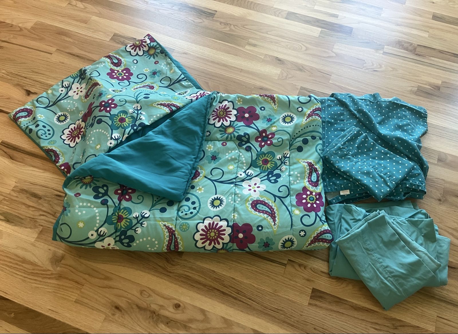 Cute Blue Twin Bedspread with Sheets