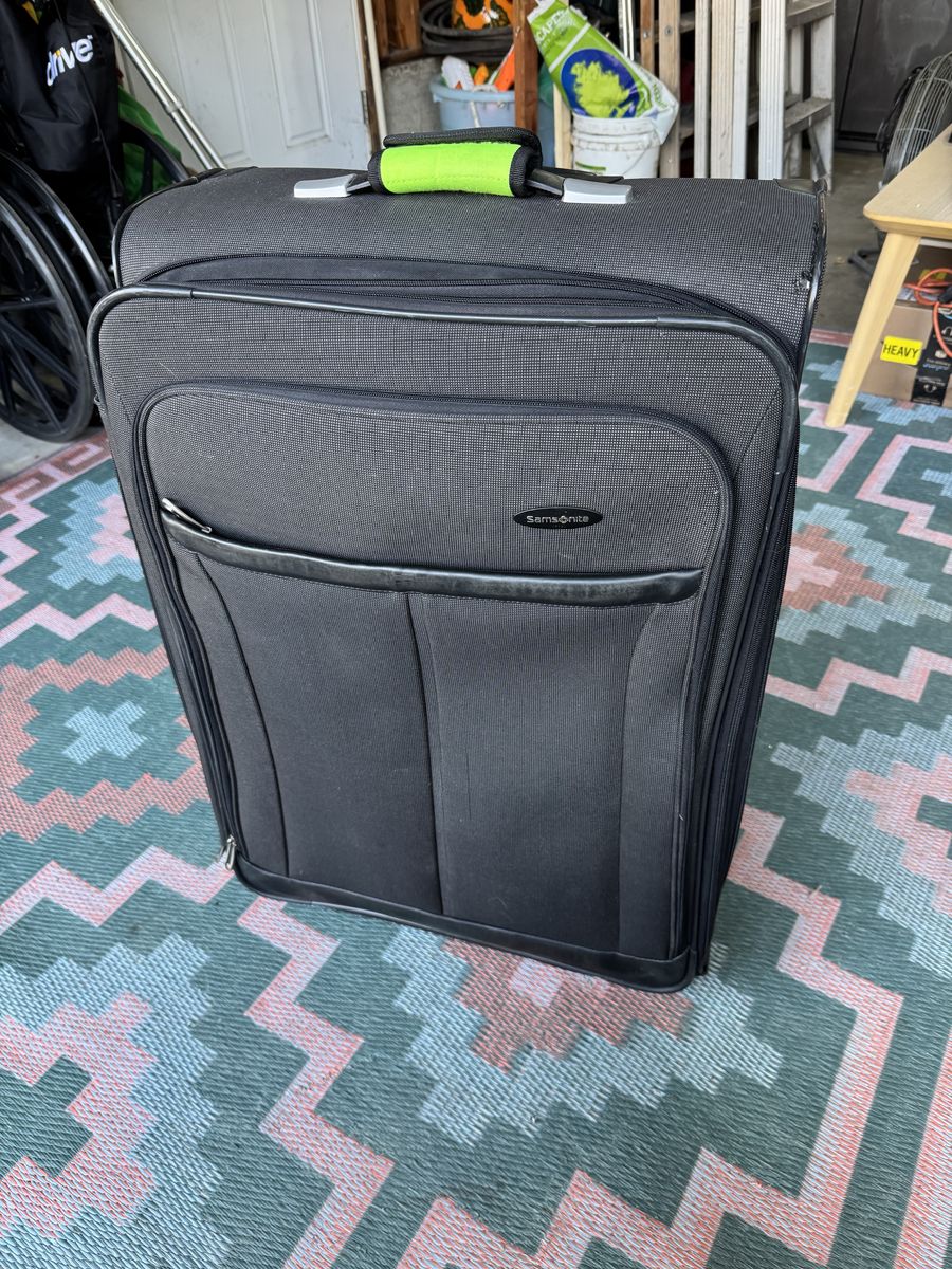 Samsonite Checkin 4 Spinner Luggage Garment Area