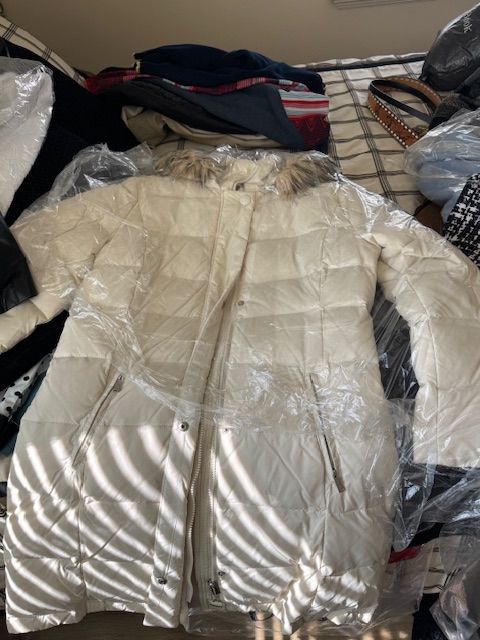 Women’s DKNY puffer coat – size M – faux fur hood – excellent condition