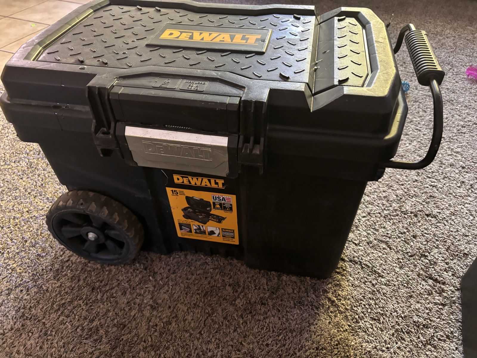 Nice Dewalt 25” 15 gallon rolling tool box w/pull out handle