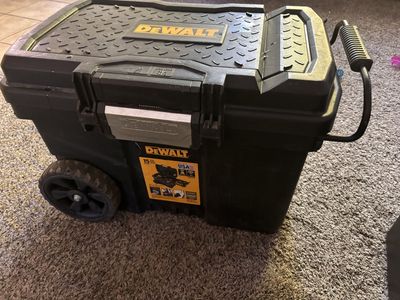 Nice Dewalt 25” 15 gallon rolling tool box w/pull out handle