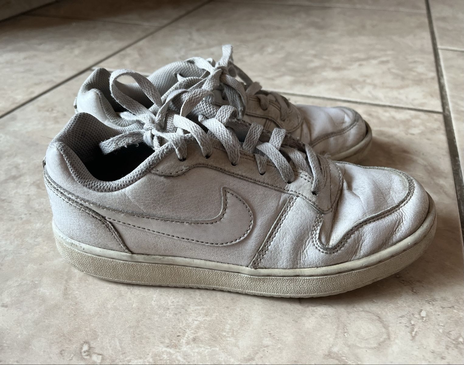 Women’s Nike White Shoes- 6.5
