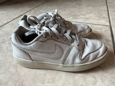 Women’s Nike White Shoes- 6.5