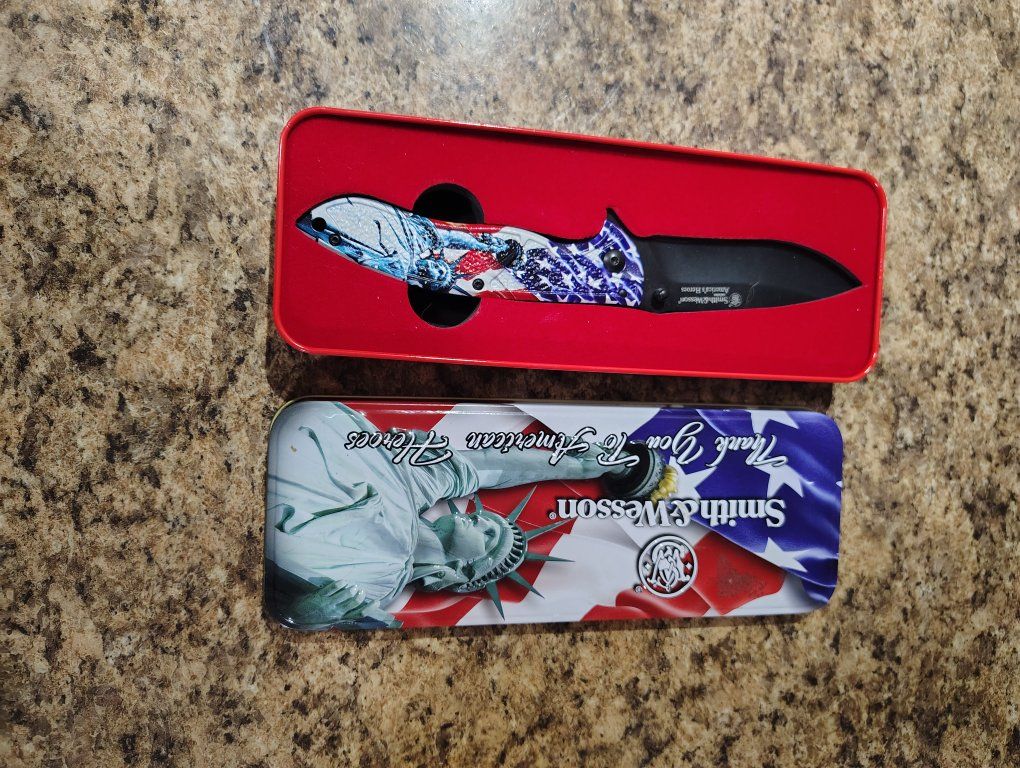 Smith & Wesson Folding Knife - "Thank You To American Heroes" Edition with Tin Case