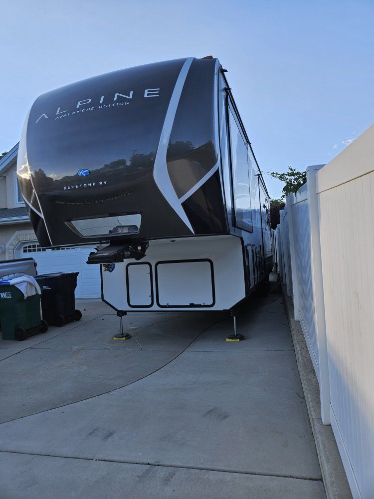 5thwheel  2024vavalanche by alpine