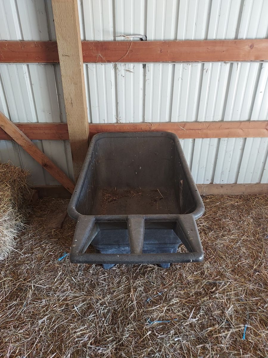 Heavy duty wheelbarrow / yard cart