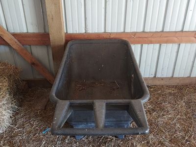 Heavy duty wheelbarrow / yard cart