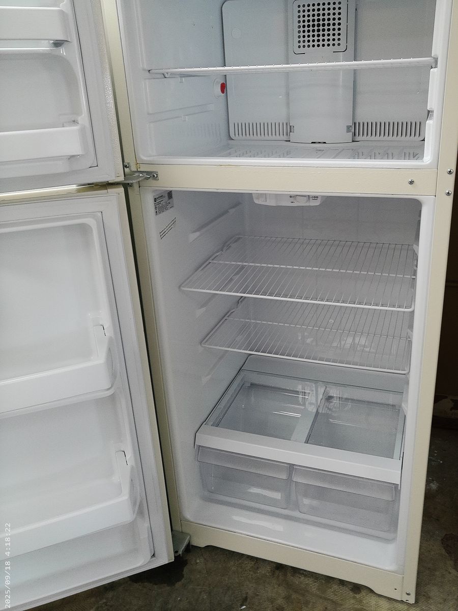 Clean 18 cf Top Freezer Refrigeator~90 Day Guarantee
