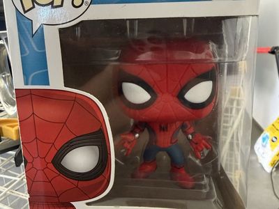 Funko Pop! Marvel Spider-Man: Homecoming #220 & DC The Flash Holiday Dash #356 Vinyl Figures