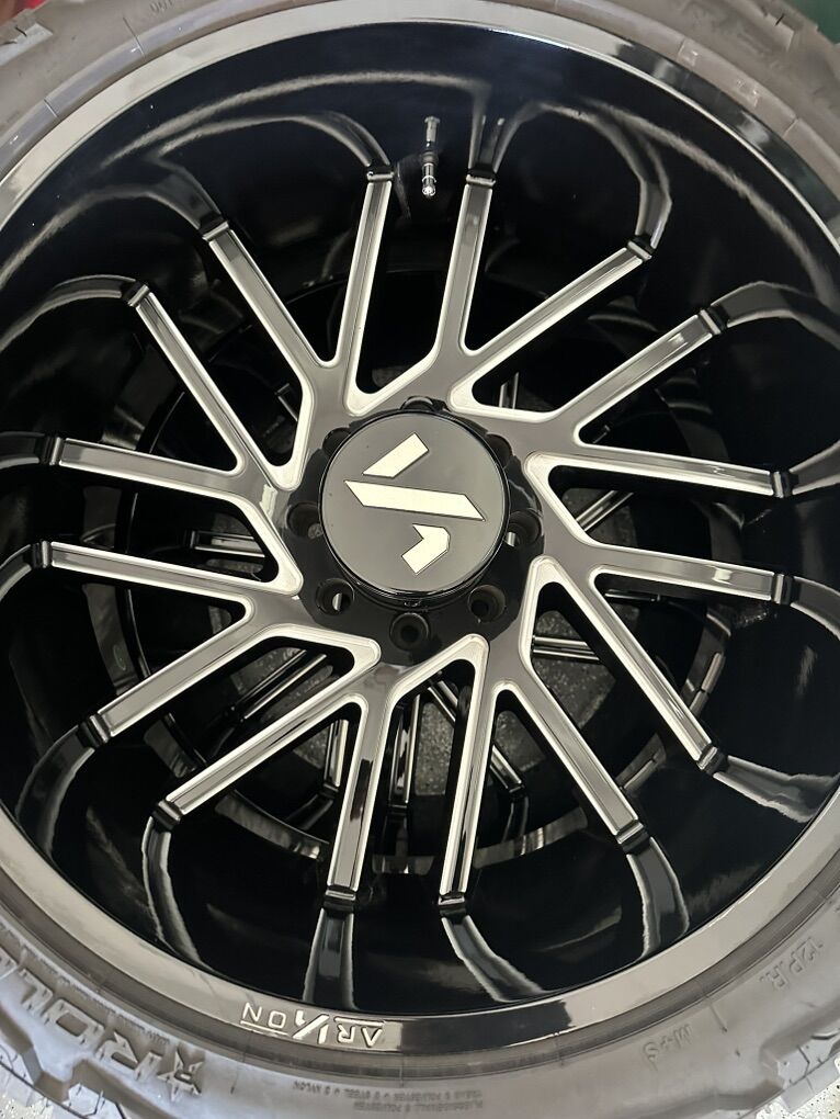 Like New Ford 8x170 24x12 With 35's Very Low Miles