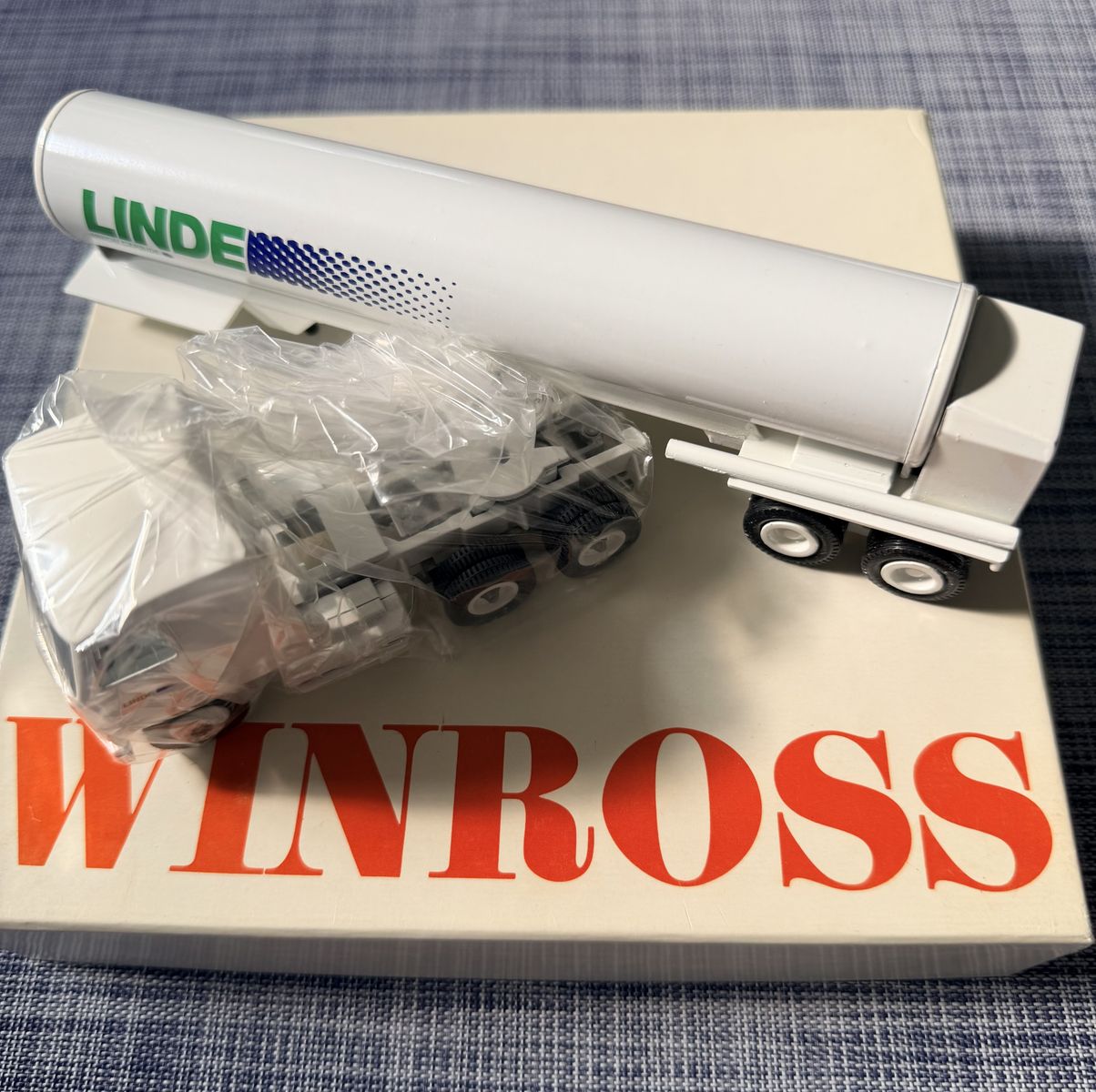 Winross Collectable Die-Cast Metal Linde Union Carbide Tanker Truck