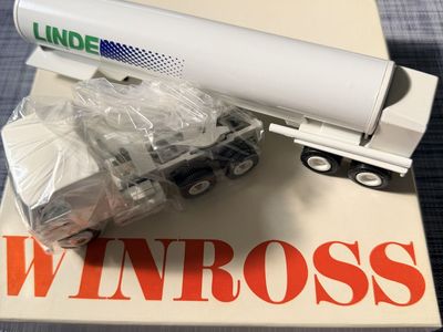 Winross Collectable Die-Cast Metal Linde Union Carbide Tanker Truck