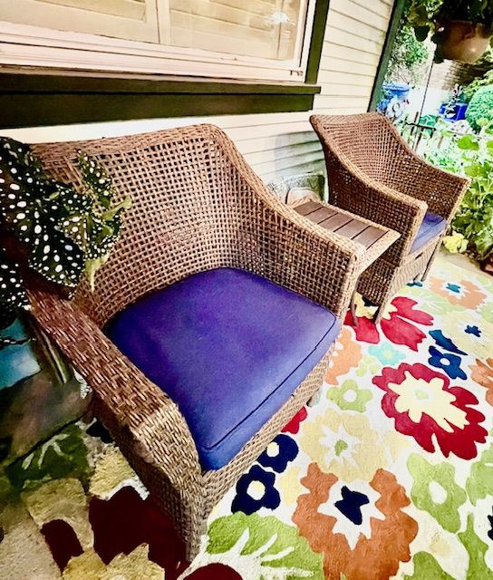 5 piece Outdoor Chair Set - like new