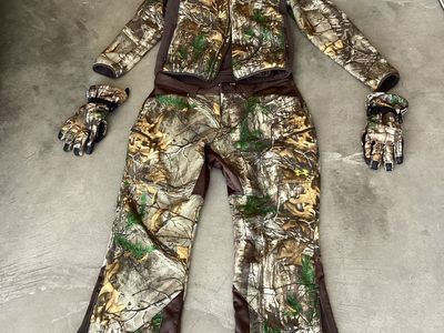 UnderArmour RealTree camo outfit. XL top/38x32 pants