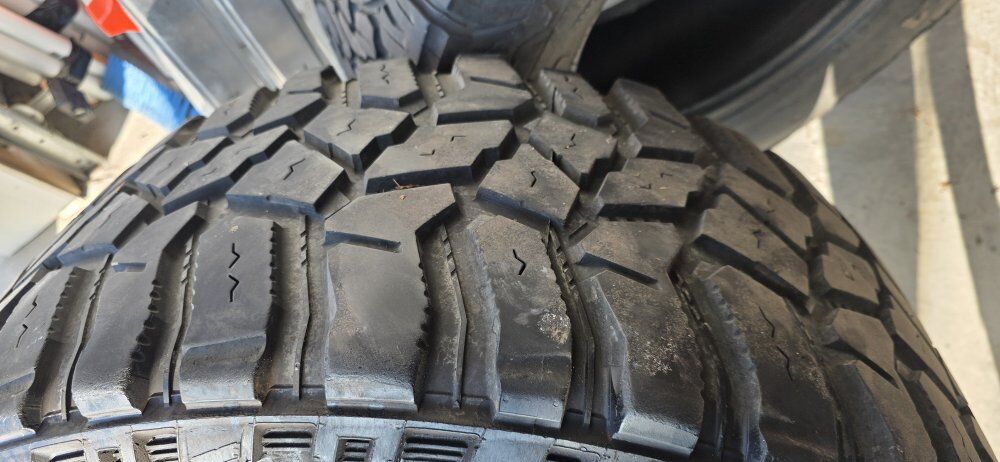 BF GOODRICH & COOPER 325/65R 18