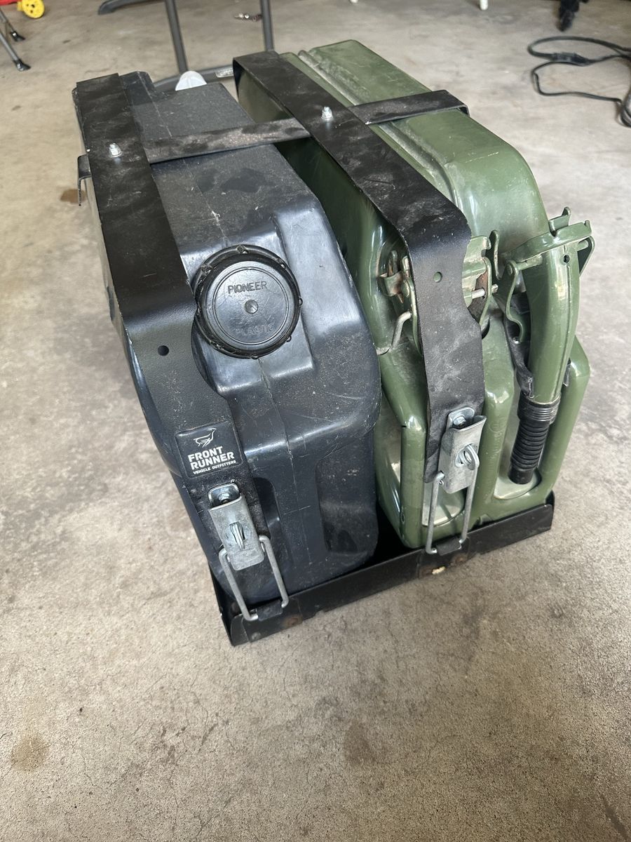Front Runner Jerry Can Holder + water and gas cans