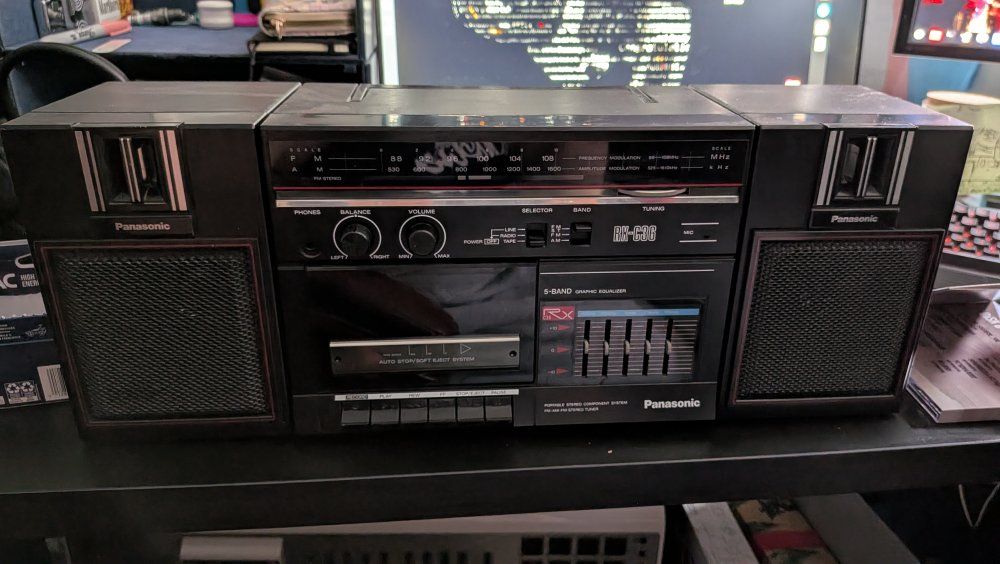 Boombox w. Casset Player and Radio