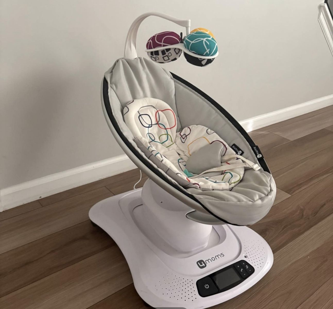 4 Moms Mamaroo full motion swing