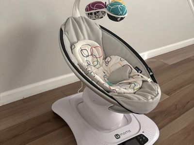4 Moms Mamaroo full motion swing