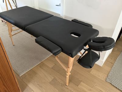 Merax Foldable Massage Table with carrying case. Like new.