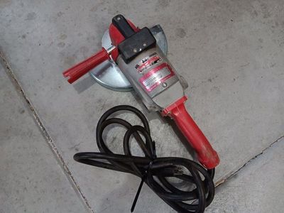 Milwaukee 7/9 in. Sander and Grinder 6082. Good Co