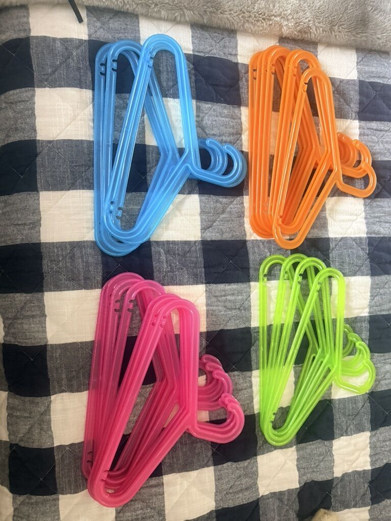 23 Plastic Kids Hangers