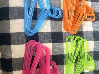 23 Plastic Kids Hangers