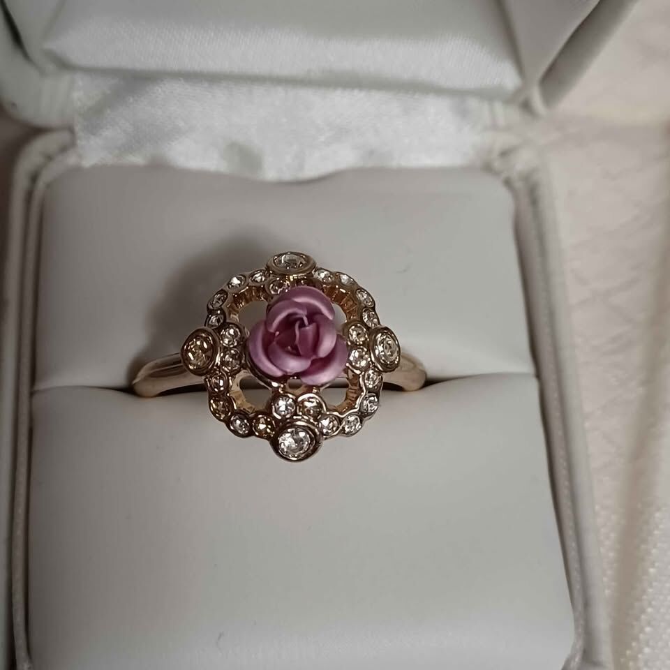Avon Sparkling Rose Ring