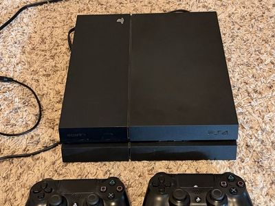 PS4. 2 controllers. No HDMI cable