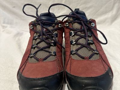 Oboz women’s size 8 maroon/black/beige WP hiking shoes
