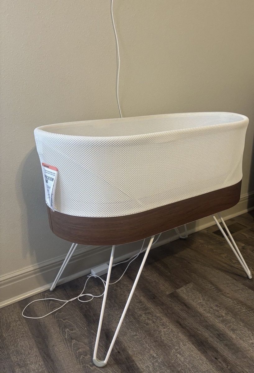 Happiest Baby SNOO Smart Sleeper Bassinet - includes multiple sheets & swaddle sizes