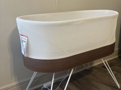 Happiest Baby SNOO Smart Sleeper Bassinet - includes multiple sheets & swaddle sizes