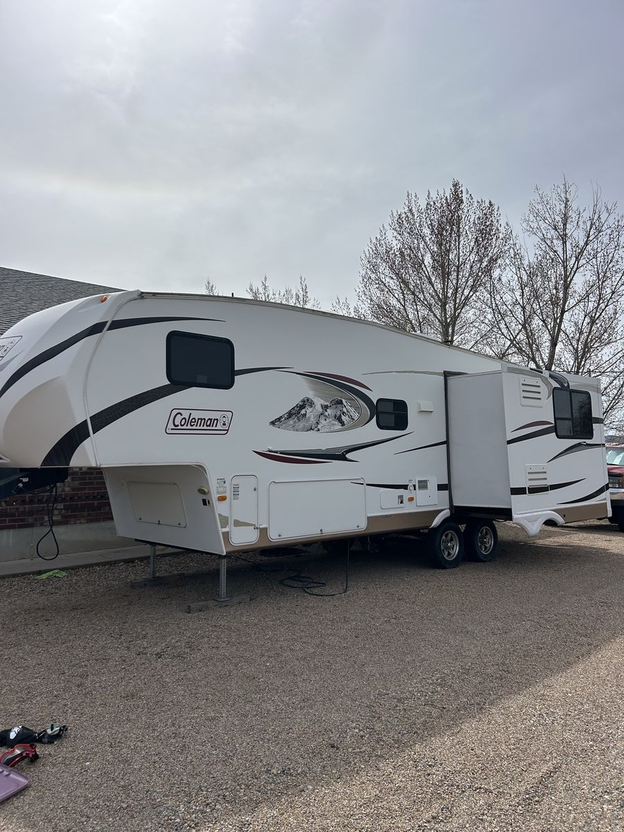 2011 Coleman light 5th wheel camper 27.5’