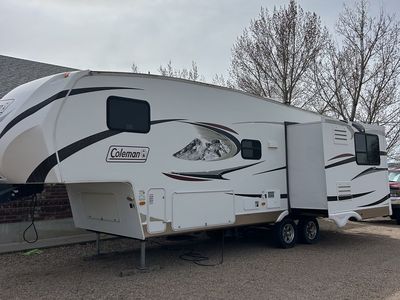 2011 Coleman light 5th wheel camper 27.5’