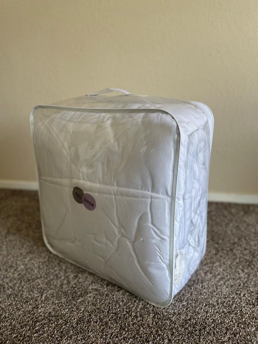 Cool & Comfortable Down Alternative Comforter - Full/Queen, All Year Warmth, Moisture Wicking