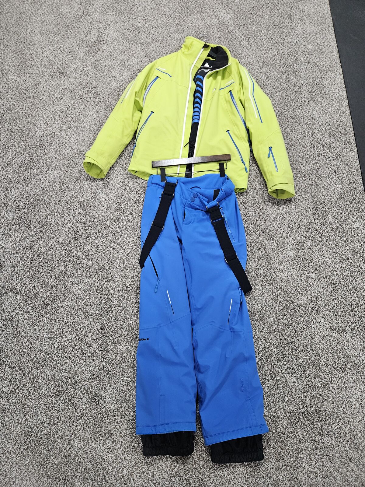 Volkl ski coat and pants (4-way stretch, size S)