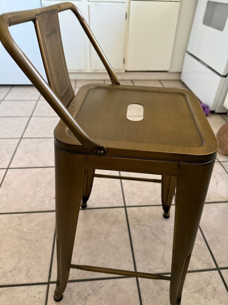Dining table with four metal chairs