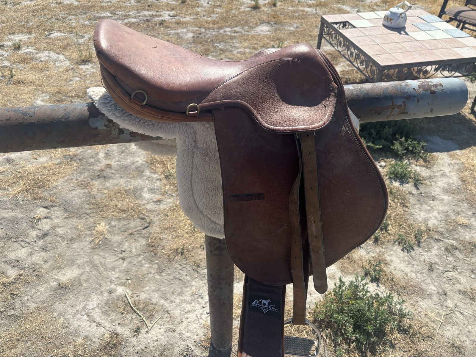 English All-Purpose Saddle with Professional’s Choice Girth – Excellent Starter or Trail Saddle