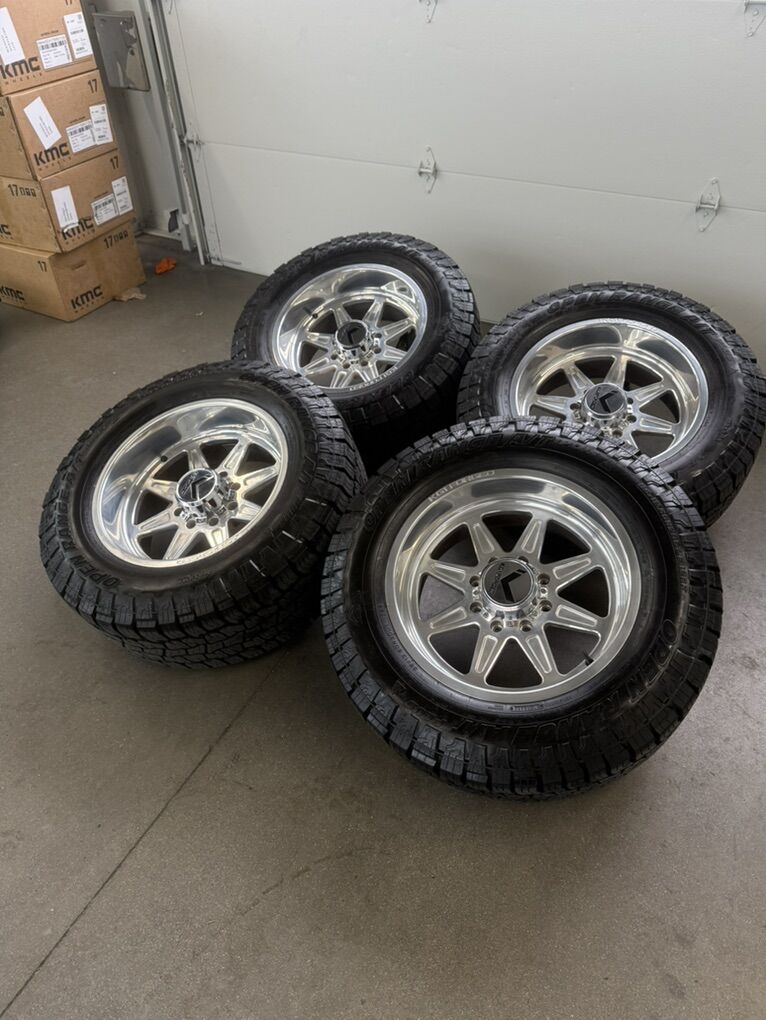 LIKE NEW 20x10 Kg1 vamp/ 35x12.50r20 A/T Tires