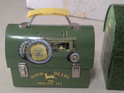 vintage John deer lunch box metal like new condition used as display
