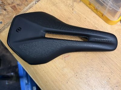 Scott Syncros Belcarra saddle. Carbon rails.