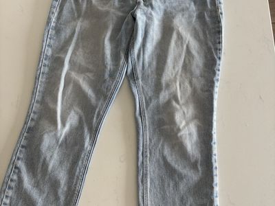 Old Navy Women’s Jeans - Classic Straight Fit - Size 8