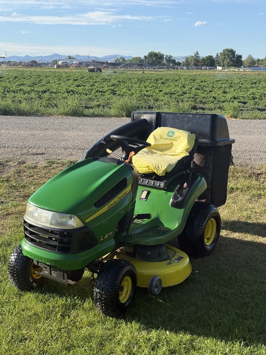 John Deere LA115 Riding Lawnmower w Bagger