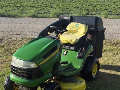 John Deere LA115 Riding Lawnmower w Bagger
