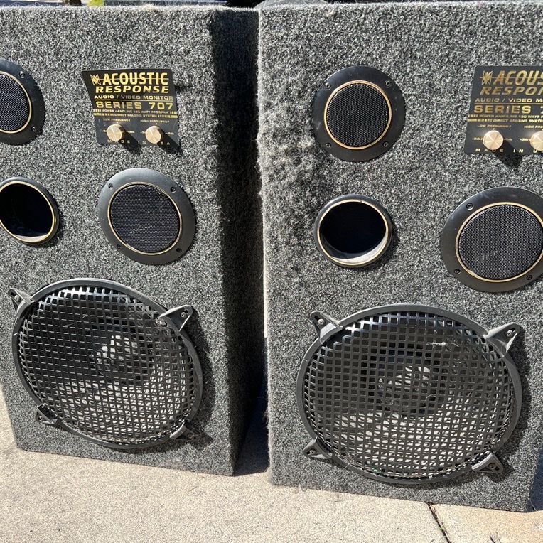 Speakers - good sound, multiple speakers in each.