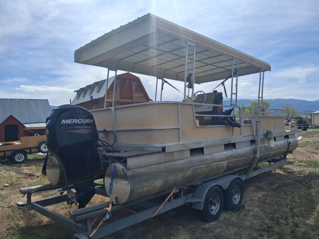 28ft. mercury pontoon boat with new motor
